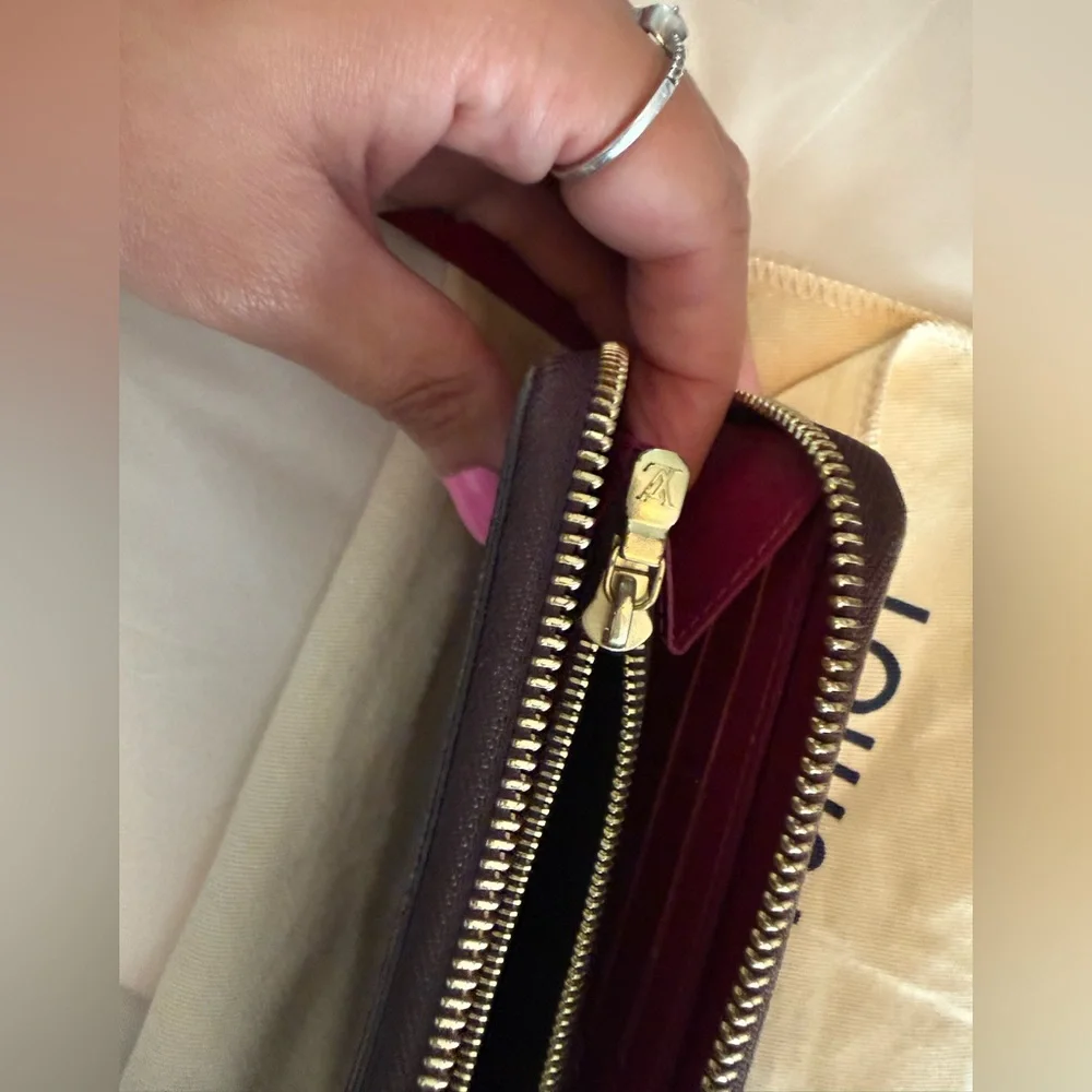 Louis Vuitton Monogram Canvas Zippy Wallet - Picture 11 of 11